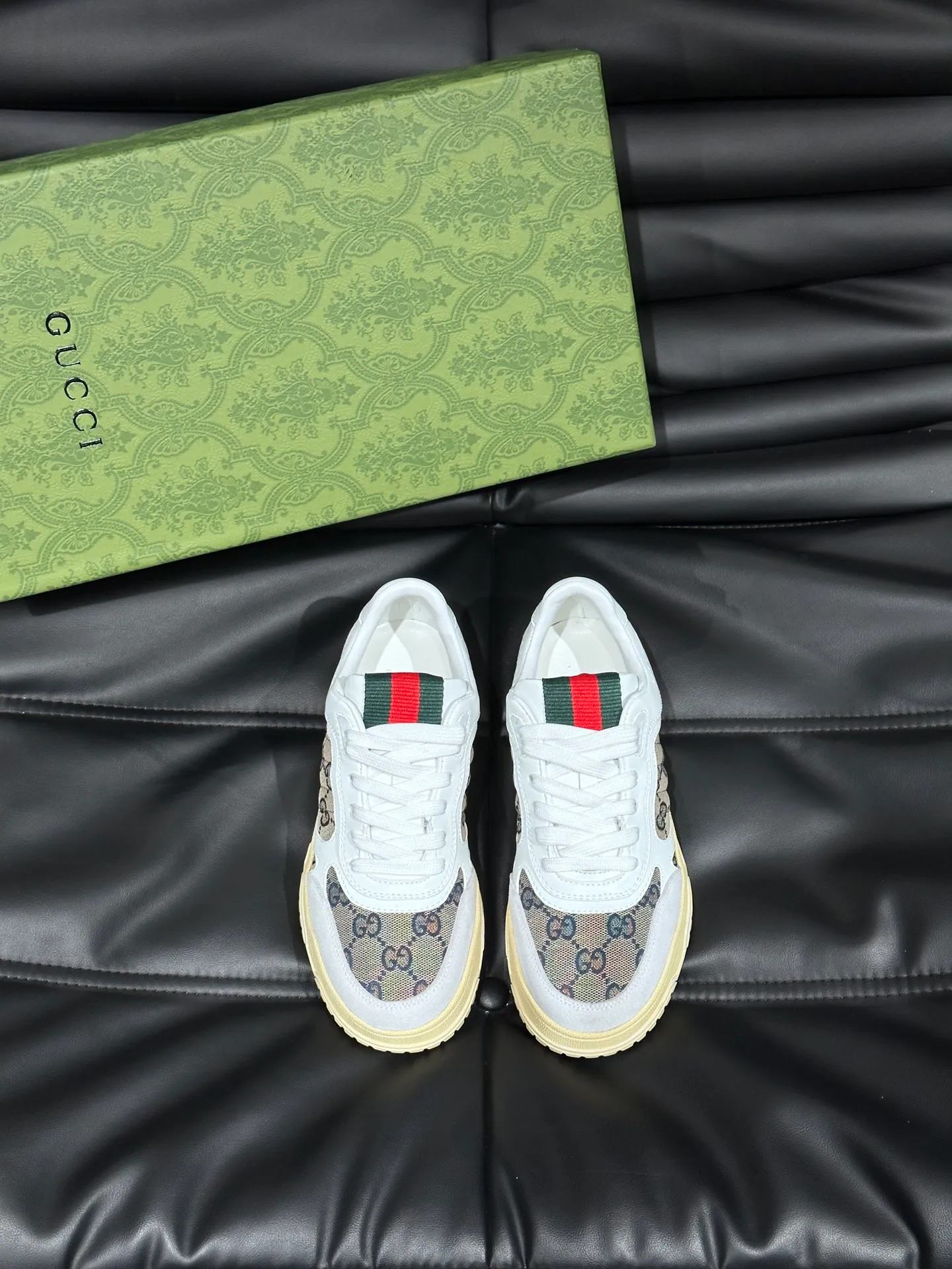 Men's shoes 💰p480 "GUCC*" Re series 👫 Couple style webbed leather sneakers, as the first sneakers created by Sabato De Sarno for Gucci, the Re-Web series reinterprets the brand's classic stripes, with bold and unique details to set off a modern silhouette design. This shoe is crafted from iconic classic GG canvas and white leather. This new sneaker is ingeniously decorated with many of the brand's classic details, and is equipped with a bright red and green webbing tongue, which will make people fall in love at first sight. Women’s size 35-39. Men’s size 38-44
